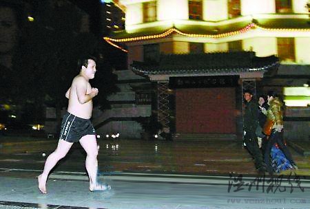 高房價時代逼出的行為藝術(shù)