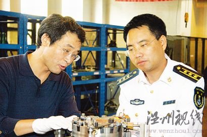 王利軍（右）生前工作場(chǎng)景。