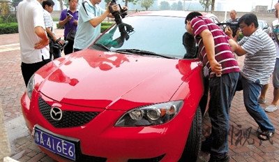 這就是當晚連撞數人的紅色馬自達轎車