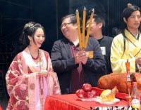 《3D肉蒲團》開機拜神儀式 葉山豪首次和眾多性感女