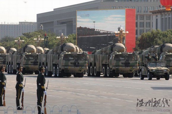 東風-21丙常規導彈方隊通過天安門廣場。