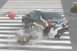 女子騎摩托車玩手機(jī)被撞飛