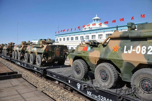 參加上海合作組織成員國&ldquo;和平使命2010&rdquo;聯合反恐軍事演習的中方陸軍戰斗群第一梯隊，8月31日從北京軍區某合同戰術訓練基地啟程，前往位于哈薩克斯坦南部的演習地域。中國軍事圖片中心 記者 李靖 攝影報道