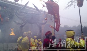 洞頭縣北岙鎮大王殿村的村民，在為&ldquo;迎火鼎&rdquo;巡游做彩排。陳蜜 攝