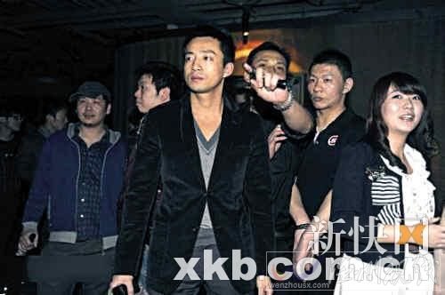 3月26日晚，剛剛在三亞大婚的汪小菲現(xiàn)身自家的蘭會所