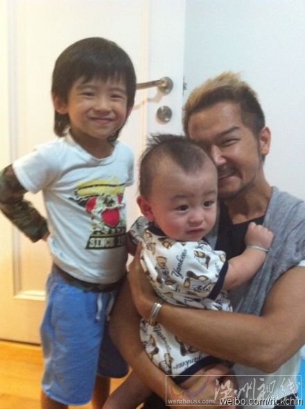 張柏芝兒子lucas又黑又瘦營養不良