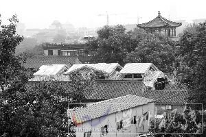 7月29日，劉老根會(huì)館內(nèi)的晉翼會(huì)館，四合院屋頂上出現(xiàn)3個(gè)尖頂罩棚。曾一智供圖