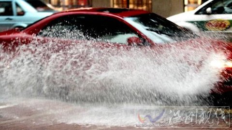 暴雨來襲積水&ldquo;掀翻&rdquo;窨井蓋 浦東機場起降正常