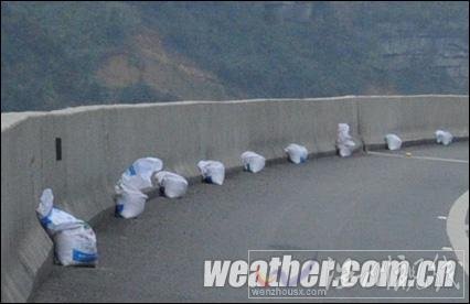 貴州氣溫驟降省道變&ldquo;冰路&rdquo; 15日再迎低溫雨雪