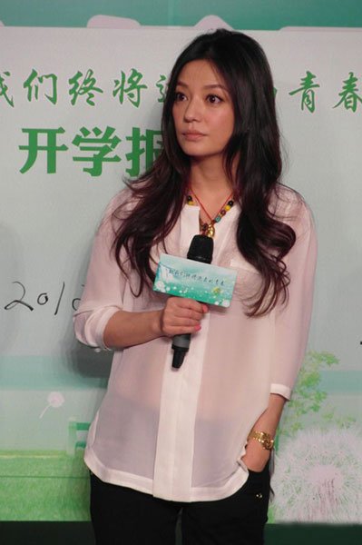 楊冪趙薇春季換裝各有高招 穿出OL式端莊