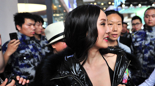 干露露車展爆奶