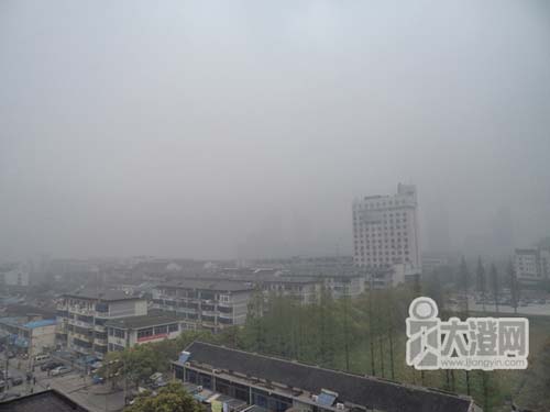 江蘇遭遇大霧天氣 導(dǎo)致多條高速公路封閉