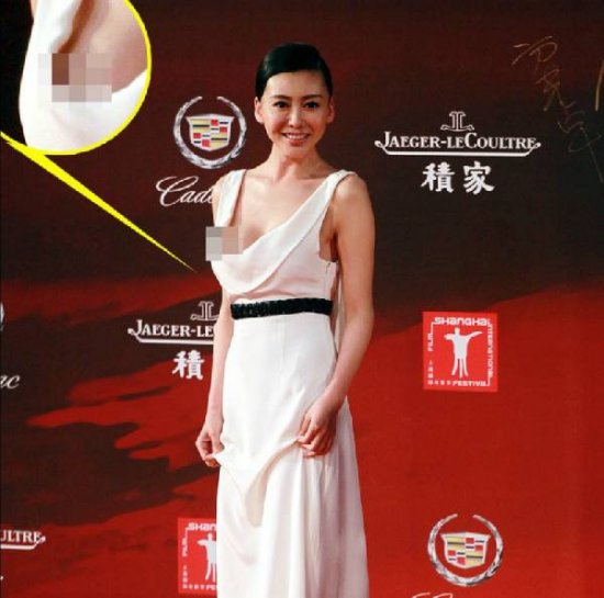 鞏新亮低胸大泄春光