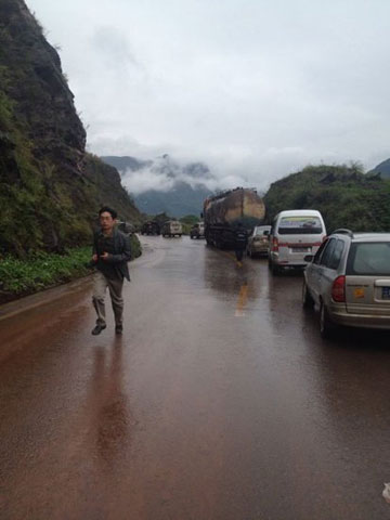 今晨彝良災區山體滑坡 龍海鄉鎮油房村小學18名學生被埋