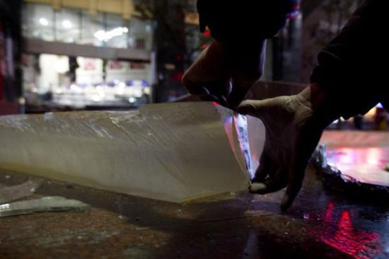 南京路鯊魚(yú)缸爆裂