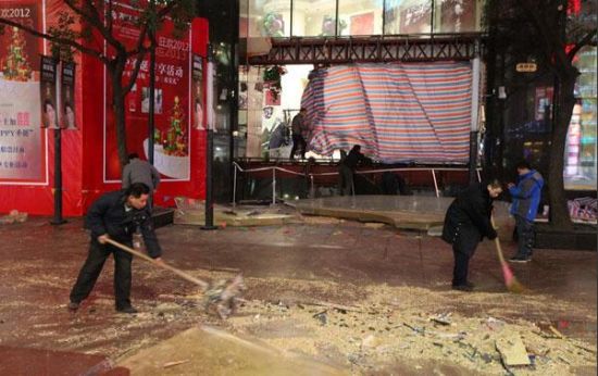 南京路鯊魚(yú)缸爆裂