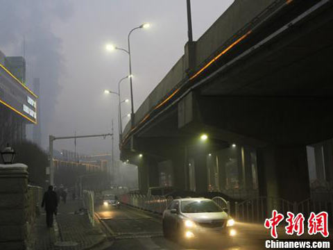 烏魯木齊出現(xiàn)大霧天氣 航班積壓延遲起飛