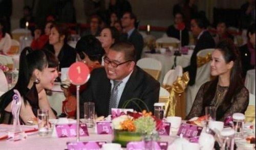 吳莫愁伊能靜同桌