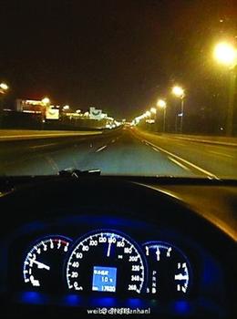 深圳女交警飚車圖