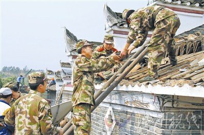 吉安武警官兵幫助受災群眾搶修屋頂