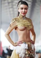 龔玥菲黃金戰甲 模特龔