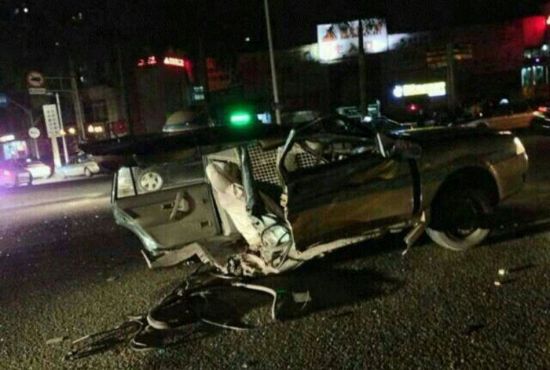 寶馬攔腰撞斷出租車