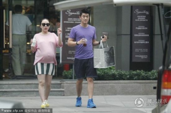 霍思燕挺大肚逛街,霍思燕男友杜江跟隨保護。