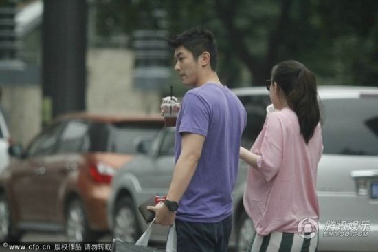 霍思燕挺大肚逛街,霍思燕男友杜江跟隨保護。