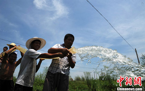 安徽干旱 持續(xù)高溫旱情發(fā)展11.9萬(wàn)人飲水困難