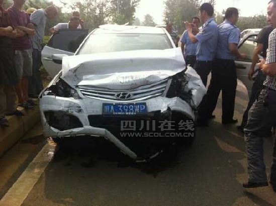 現代轎車車頭變形