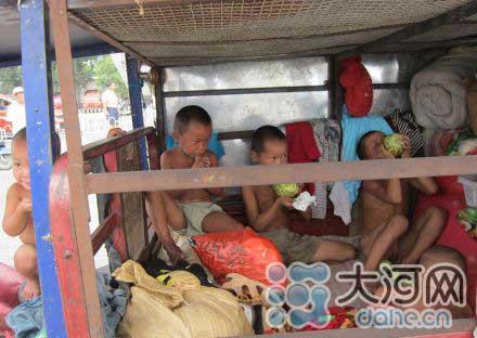 5個孩子無法上戶口 爸爸狠心在公園門口擺攤送小孩