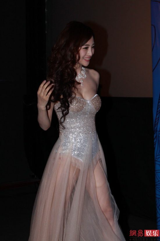 張馨予偷瞄劉凡菲