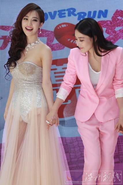 張馨予偷瞄劉凡菲