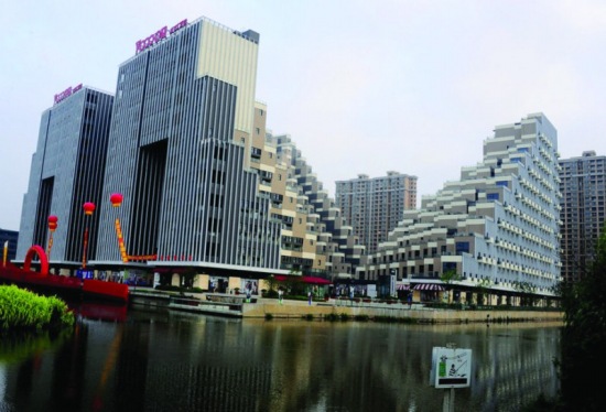 游站樓盤似金字塔