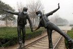 網友為鄭州雕塑戴口罩拍照 對霧霾天氣無奈的調侃
