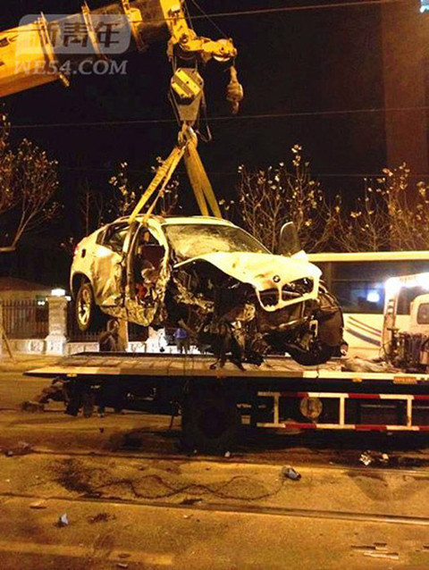 肇事寶馬車嚴(yán)重?fù)p毀