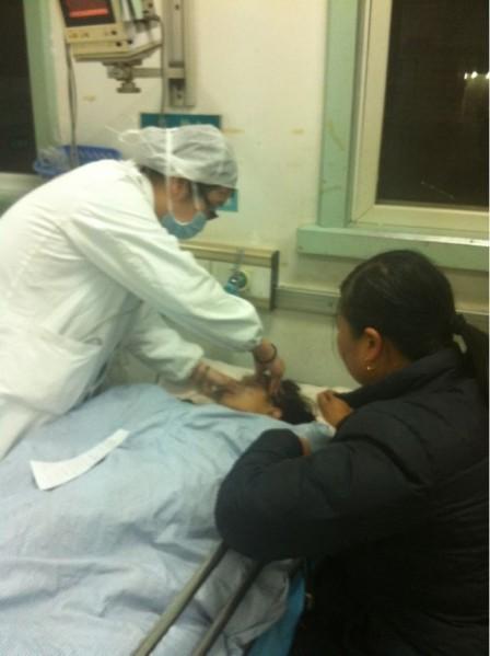 女孩偷喝三兩白酒中毒 7歲女孩喝白酒過量昏迷