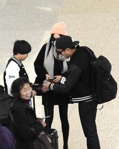 楊冪赴港養(yǎng)胎劉愷威護(hù)送 楊冪懷孕留港待產(chǎn)