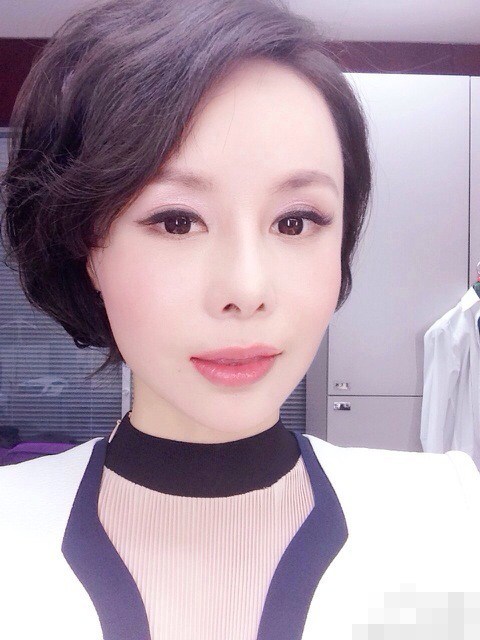 央視女主播穿肉色內(nèi)衣