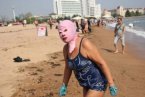 臉基尼大媽再現青島海濱浴場