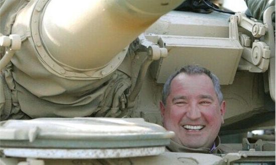 俄羅斯副總理體驗坦克 身材太胖被卡住