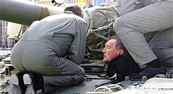 俄羅斯副總理體驗坦克 身材太胖被卡住