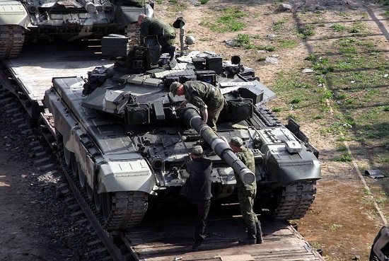 俄羅斯副總理體驗坦克 身材太胖被卡住