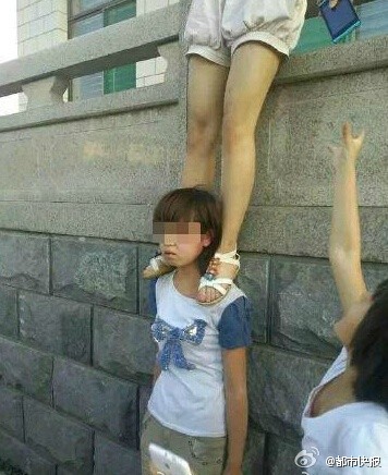 女生被扒光上衣遭群毆