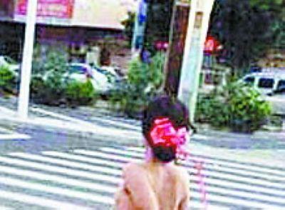 廈門長發女子街頭裸奔