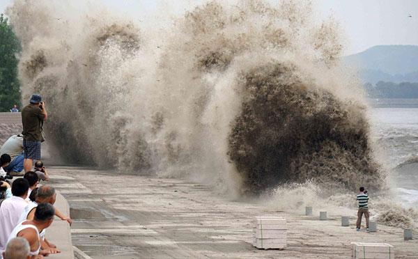 錢塘江迎來壯觀大潮 杭州一大伯釣魚被卷走