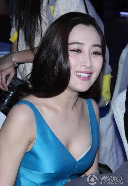 馬蘇藍(lán)色低胸裝