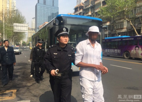 老外公交車上撒尿