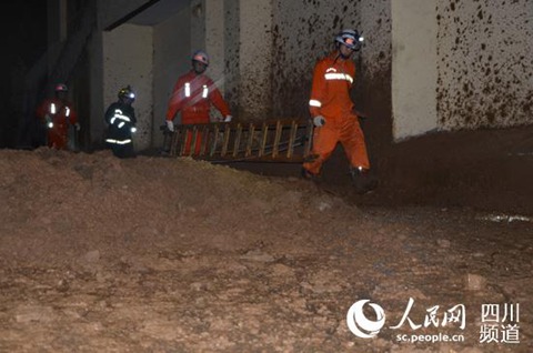 四川阿壩發生山體滑坡 一居民樓4層以下被埋