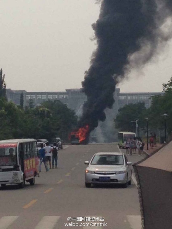 山東泰安醫(yī)學(xué)院校園游覽車起火
